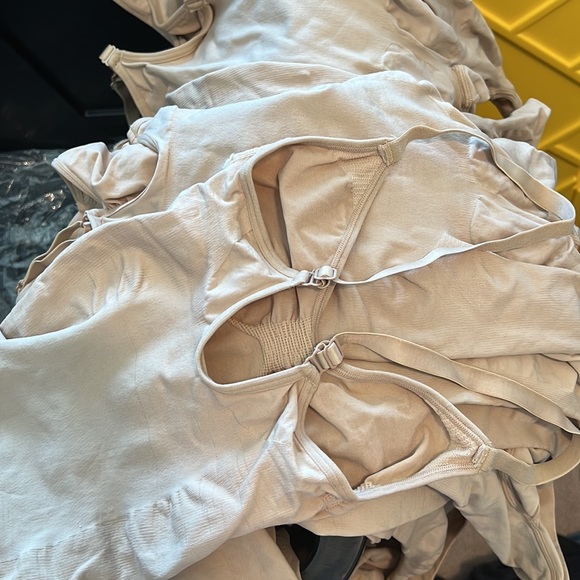 Skims SCULPTING BODYSUIT MID THIGH W. OPEN GUSSET - Picture 6 of 6